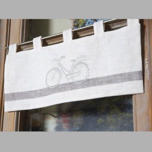 Cantonnière en lin blanc rayé gris à passants avec broderie représentant une bicyclette